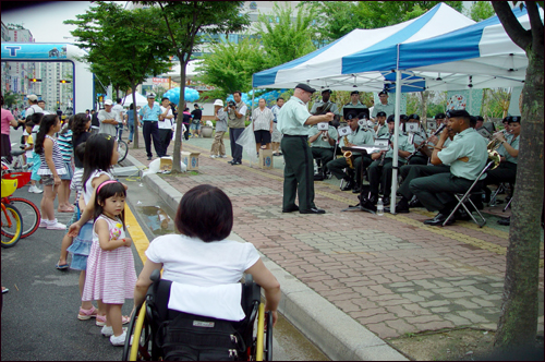 시민과 함께 출정식 축하연주하는 미2사단 군악대원 